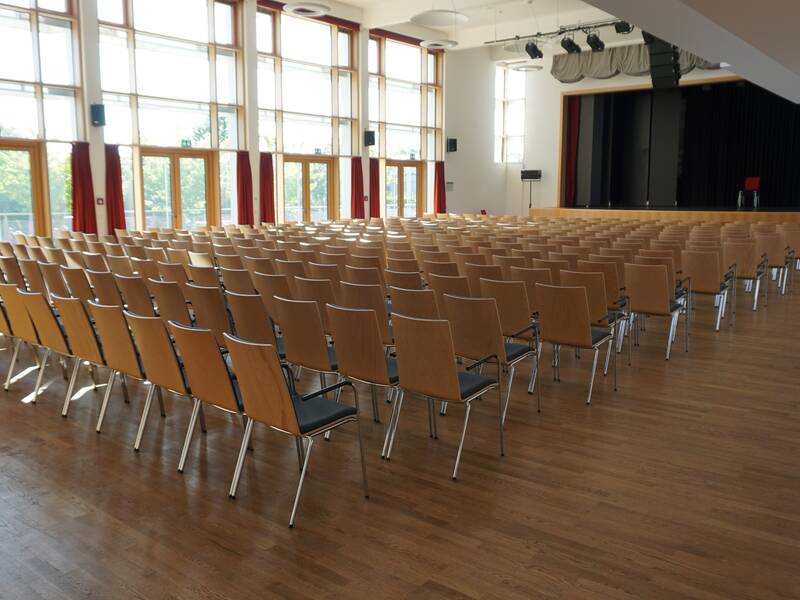 Großer Saal des Bürgerhauses Putzbrunn mit Reihenbestuhlung aus seitlicher Sicht