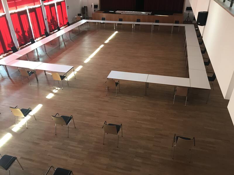 Großer Saal des Bürgerhauses Putzbrunn mit Bestuhlung und Tischen in U-Form